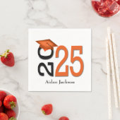 Serviette En Papier Orange et Noir 2025 Graduation avec nom (En situation)
