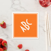 Serviette En Papier Orange vif avec monogramme blanc (En situation)