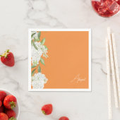 Serviette En Papier Orange White Floral Script Nom Fête des mariées (En situation)
