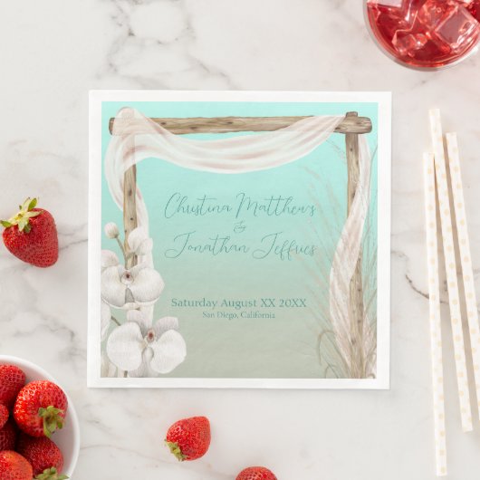 Serviette En Papier Orchidées & Arc Boho sur la plage Mariage (En situation)