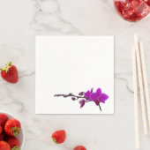 Serviette En Papier Orchidées violettes sur une serviette blanche (En situation)