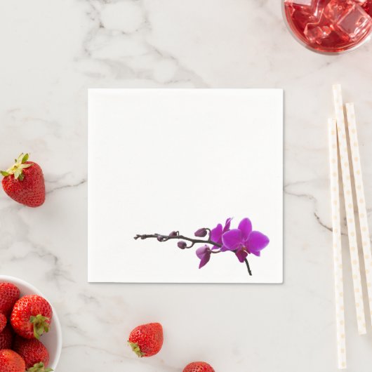 Serviette En Papier Orchidées violettes sur une serviette blanche (En situation)