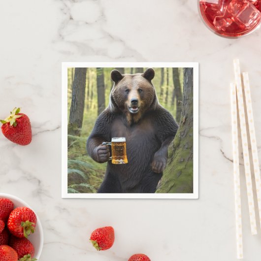 Serviette En Papier Ours avec bière d'anniversaire (En situation)