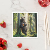Serviette En Papier Ours tenant une bière en forêt (En situation)
