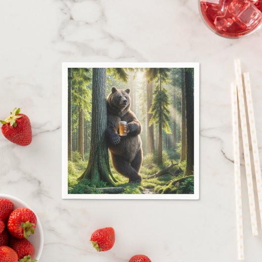 Serviette En Papier Ours tenant une bière en forêt (En situation)