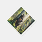 Serviette En Papier Ours tenant une bière en forêt (Coin)