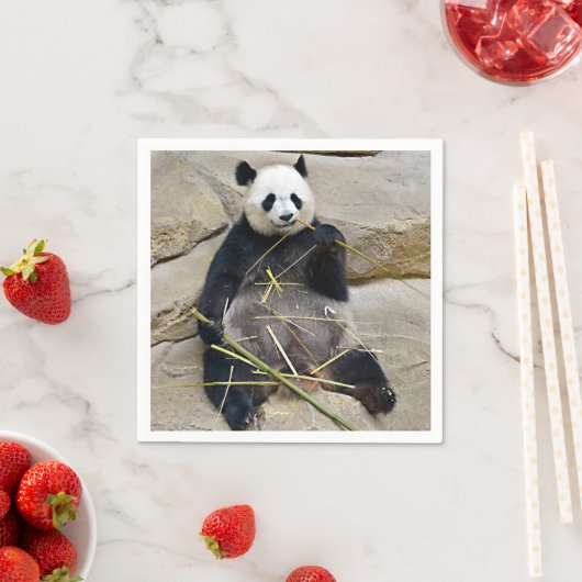 Serviette En Papier Panda géant mangeant du bambou (En situation)