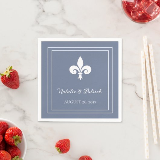 Serviette En Papier Papier Mariage Dusty Blue Fleur de Lis (En situation)