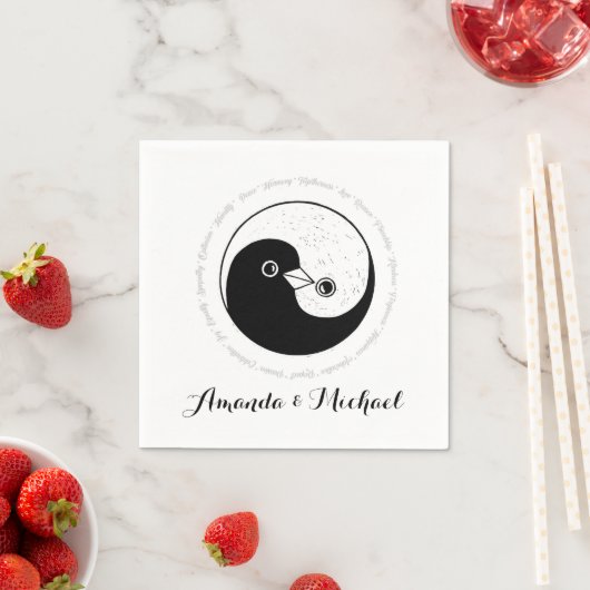 Serviette En Papier PAPIER mariage NAPKIN. b/w YinYang colombes. (En situation)