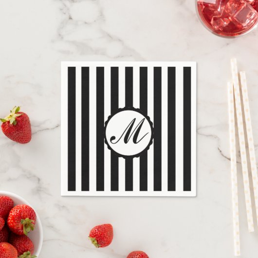 Serviette En Papier Papier Monogramme personnalisé noir rayé (En situation)