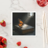 Serviette En Papier Papillon Monarque sur une Sainte Bible (En situation)
