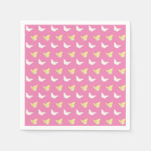 Papillons blancs et jaunes clairs volant rose