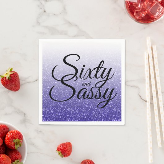 Serviette En Papier Parties scintillant bleue Ombre 60 et Sassy 60e an (En situation)
