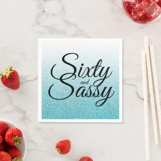 Serviette En Papier Parties scintillant bleue Ombre 60 et Sassy 60e an (En situation)