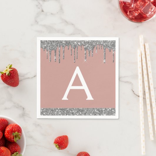 Serviette En Papier Parties scintillant d'argent rose pâle Monogramme (En situation)