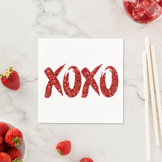 Serviette En Papier Parties scintillant rouge XOXO | Glam Brushstroke  (En situation)