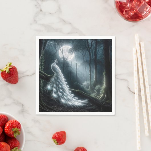 Serviette En Papier Peacock Blanc Dans La Forêt Lune (En situation)
