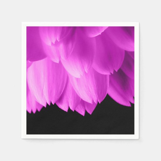 Serviette En Papier Pétales de fleurs roses chaudes sur noir (Devant)