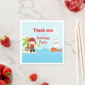 Serviette En Papier Petit Brunette Pirate Boy en rouge Anniversaire (En situation)