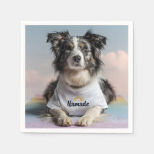 Serviette En Papier Petit chien dans un T-shirt "Namaste" sur un Yoga