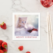 Serviette En Papier Petit Kitten reposant sur un chapeau de Noël Meowy (En situation)