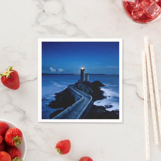 Serviette En Papier Phare sur mur dans l'océan la nuit (En situation)