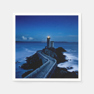 Serviette En Papier Phare sur mur dans l'océan la nuit