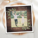 Serviette En Papier Photo Mariage personnalisée Rustic Wood Greenery<br><div class="desc">Ajoutez la touche finale à votre mariage avec ces photos personnalisées en bois rustique et des serviettes mariages à l'eucalyptus. Parfait pour votre mariage après la fête et la réception. Personnalisez avec votre photo, vos noms et votre date préférés. Découvrez notre collection de mariages pour des invitations uniques à des...</div>