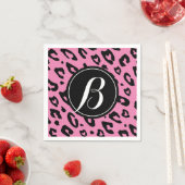 Serviette En Papier Pink leopard print napkins with custom monogram (En situation)