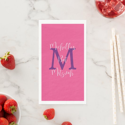 Serviette En Papier Pink violet blanc Nom du Bat mitzvah Monogramme (En situation)