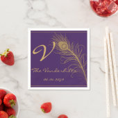 Serviette En Papier Plume Peacock en or et prune violette (En situation)
