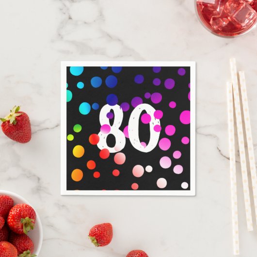 Serviette En Papier Points arc-en-ciel 80e anniversaire sur noir (En situation)