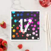 Serviette En Papier Points arc-en-ciel du 17e anniversaire en noir (En situation)