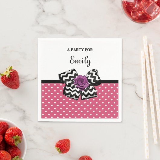 Serviette En Papier Points roses mignons Rose pourpre Chevron Bow et n (En situation)
