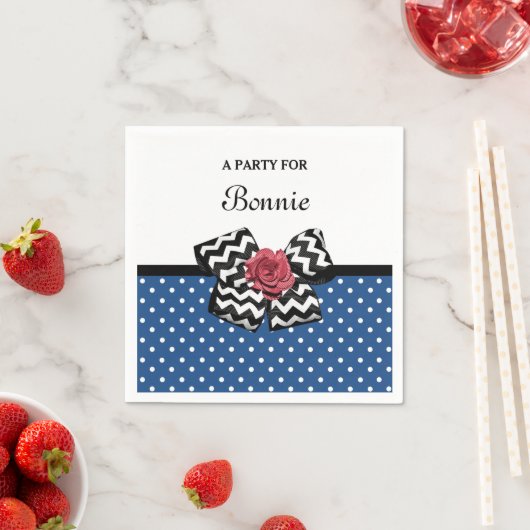 Serviette En Papier Pois rouges mignons avec Rose Chevron Bow et nom (En situation)