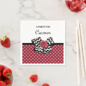 Serviette En Papier Pois rouges mignons avec Rose Chevron Bow et nom (En situation)