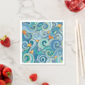 Serviette En Papier Poisson Parmi Le Motif Des Vagues (En situation)