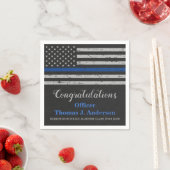 Serviette En Papier Police Graduation Party Mince Ligne Bleue Drapeau  (En situation)