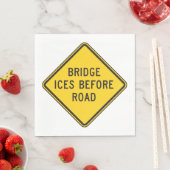 Serviette En Papier Pont Iles avant la signalisation routière Sécurité (En situation)