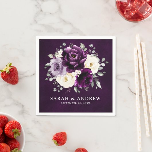 Serviette En Papier Poupée d'aubergine Plum Ivory Blanc Floral Mariage (En situation)