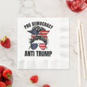 Serviette En Papier Pro Democracy - Anti Trump Messy Bun drapeau améri (En situation)