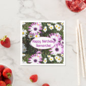 Serviette En Papier Purple and White Daisy Anniversaire Nom personnali (En situation)