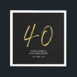 Serviette En Papier Quarante | Gold & Black Lettering 40th Birthday Pa<br><div class="desc">Cette simple serviette personnalisée ajoutera des détails élégants à votre fête du 40e anniversaire. Ce design présente des lettres "40" en or chic avec du texte personnalisé sur un arrière - plan noir. Des invitations et des fournitures de fête correspondants sont disponibles dans ma boutique BaraBomDesign.</div>
