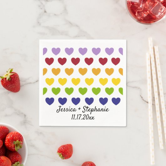 Serviette En Papier Rainbow Hearts Stripes Mariage personnalisé (En situation)
