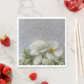 Serviette En Papier ranunculus blanc et lilas avec trame d'espace text (En situation)
