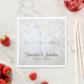 Serviette En Papier Reflet Coeurs et pivoines blancs Mariage élégant (En situation)