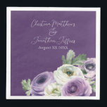 Serviette En Papier Renoncule aquarelle romantique sur fond violet fon<br><div class="desc">Ces serviettes florales romantiques présentent un élégant fond violet foncé avec des fleurs de renoncule blanches et violettes peintes à l'aquarelle. Un délicat bouquet de renoncules et de verdure est représenté en bas à droite. Des exemples de noms de jeunes mariés et de date de mariage sont imprimés dans la...</div>