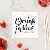 Serviette En Papier Retro Drunk in Love Mariage noir et blanc (En situation)