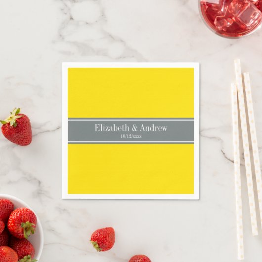 Serviette En Papier Ribbon jaune uni, gris charbon Nom Monogramme (En situation)