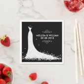 Serviette En Papier Robe Mariage blanche et Arrière - plan noir (En situation)